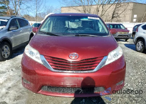 2015 Toyota Sienna Le z USA, uszkodzony, nr VIN 5TDKK3DCXFS553527